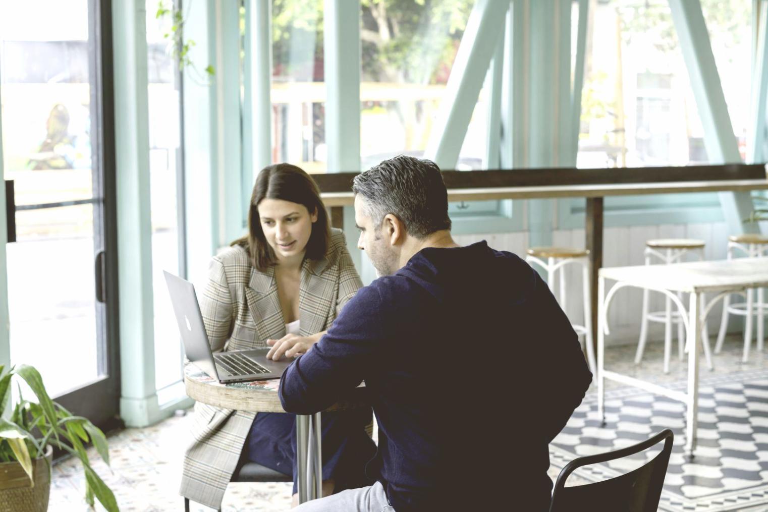 Étudiants travaillant sur des projets de planification financière
