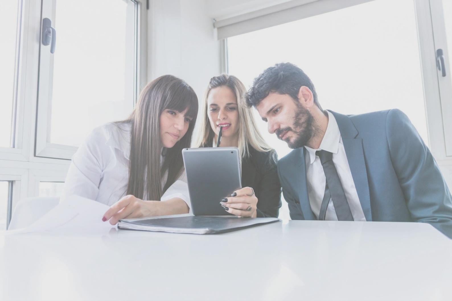 Personne travaillant sur son budget personnel avec des documents financiers
